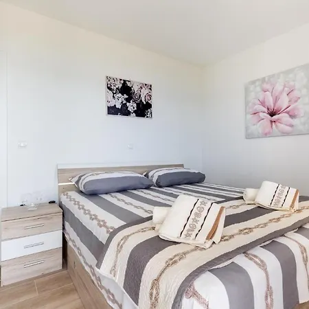 Crowonder Beachfront Blue Bay With Jacuzzi- B3 *
