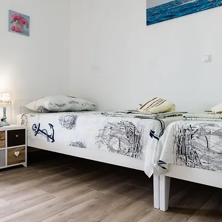 Villa Crowonder Beachfront Blue Bay With Jacuzzi- B3 *