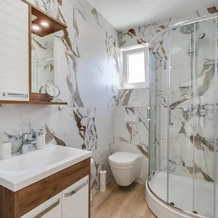 Crowonder Beachfront Blue Bay With Jacuzzi- B3