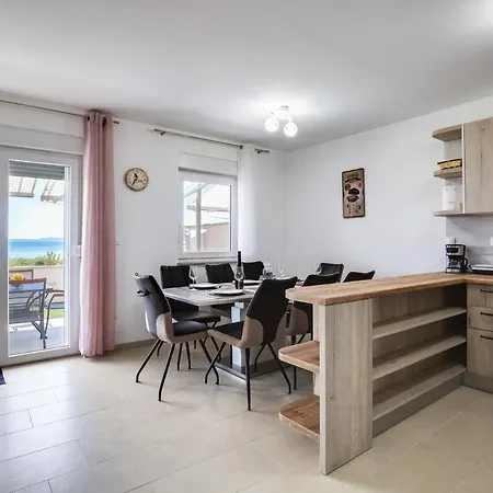 Crowonder Beachfront Blue Bay With Jacuzzi- B3