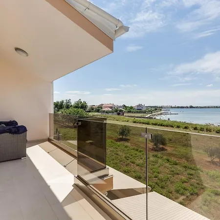 Crowonder Beachfront Blue Bay With Jacuzzi- B3 Villa Privlaka (Zadar)