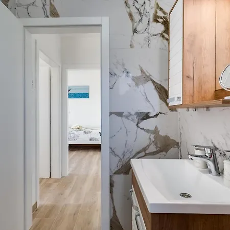 Crowonder Beachfront Blue Bay With Jacuzzi- B3 Privlaka (Zadar)