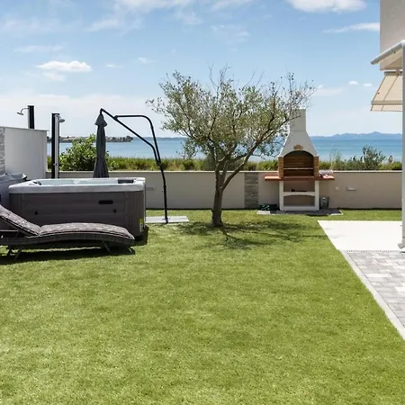 Crowonder Beachfront Blue Bay With Jacuzzi- B3 Villa *
