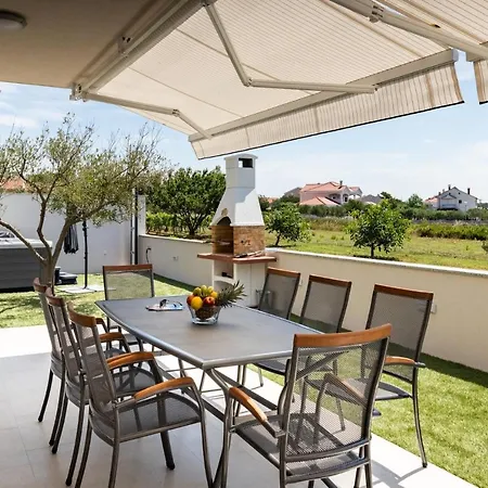 Villa Crowonder Beachfront Blue Bay With Jacuzzi- B3