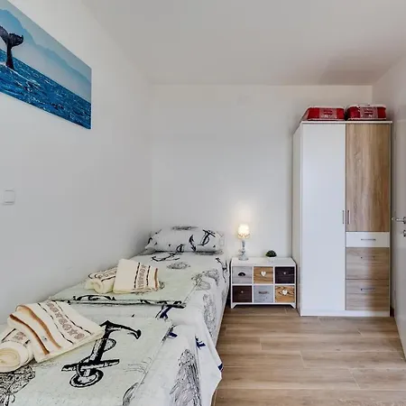 Crowonder Beachfront Blue Bay With Jacuzzi- B3