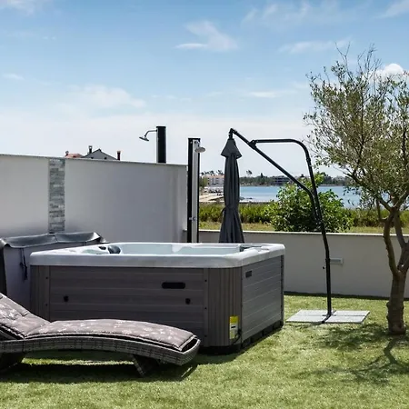 Crowonder Beachfront Blue Bay With Jacuzzi- B3 Villa