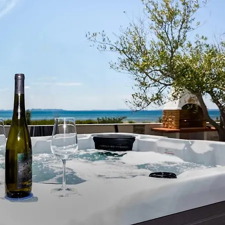 Crowonder Beachfront Blue Bay With Jacuzzi- B3 Privlaka (Zadar)