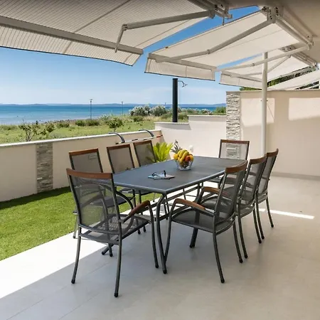 Crowonder Beachfront Blue Bay With Jacuzzi- B3 *