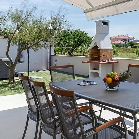 Crowonder Beachfront Blue Bay With Jacuzzi- B3 *