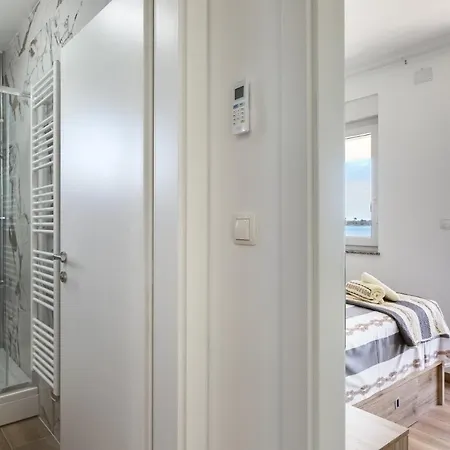 Crowonder Beachfront Blue Bay With Jacuzzi- B3
