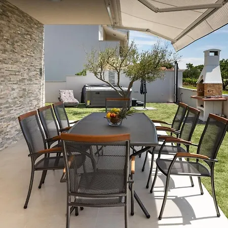 Crowonder Beachfront Blue Bay With Jacuzzi- B3 Privlaka