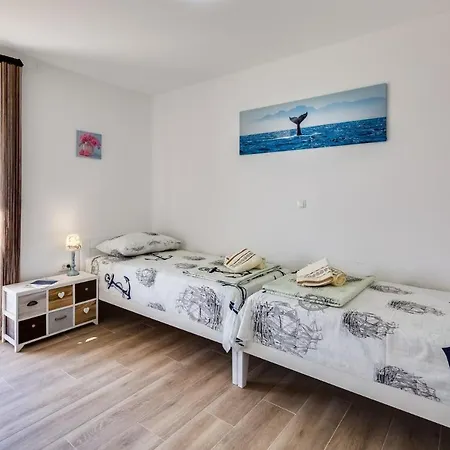 Crowonder Beachfront Blue Bay With Jacuzzi- B3 *