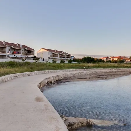Crowonder Beachfront Blue Bay With Jacuzzi- B3 *