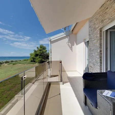 Villa Crowonder Beachfront Blue Bay With Jacuzzi- B3