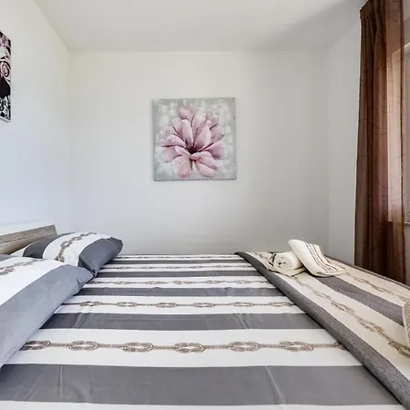 Crowonder Beachfront Blue Bay With Jacuzzi- B3 *