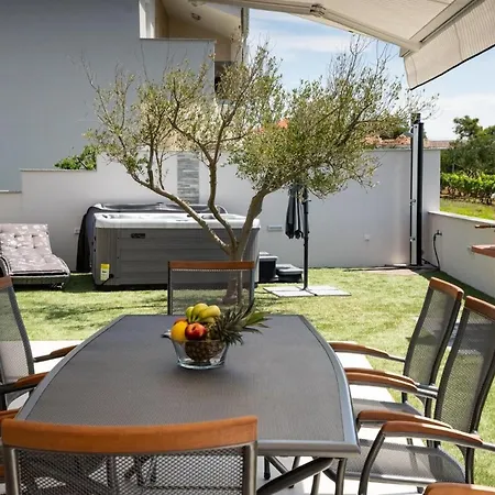 Crowonder Beachfront Blue Bay With Jacuzzi- B3 * Privlaka
